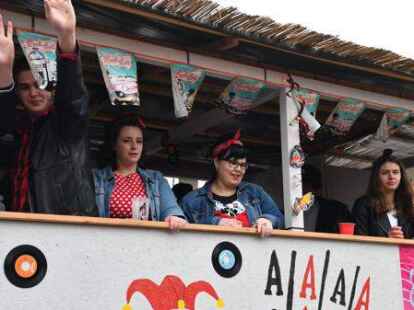 Mehr als 60 bunt kost&uuml;mierte Gruppen zogen am Samstag beim Karnevalsumzug der KG Waterkant durch Varels Stra&szlig;en.