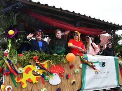 Mehr als 60 bunt kost&uuml;mierte Gruppen zogen am Samstag beim Karnevalsumzug der KG Waterkant durch Varels Stra&szlig;en.