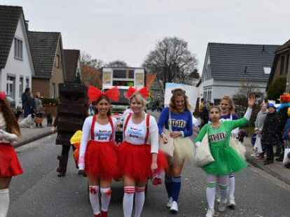 Mehr als 60 bunt kost&uuml;mierte Gruppen zogen am Samstag beim Karnevalsumzug der KG Waterkant durch Varels Stra&szlig;en.