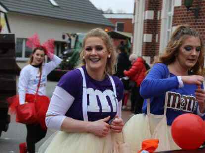 Mehr als 60 bunt kost&uuml;mierte Gruppen zogen am Samstag beim Karnevalsumzug der KG Waterkant durch Varels Stra&szlig;en.