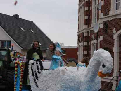 Mehr als 60 bunt kost&uuml;mierte Gruppen zogen am Samstag beim Karnevalsumzug der KG Waterkant durch Varels Stra&szlig;en.