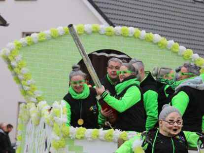 Mehr als 60 bunt kost&uuml;mierte Gruppen zogen am Samstag beim Karnevalsumzug der KG Waterkant durch Varels Stra&szlig;en.