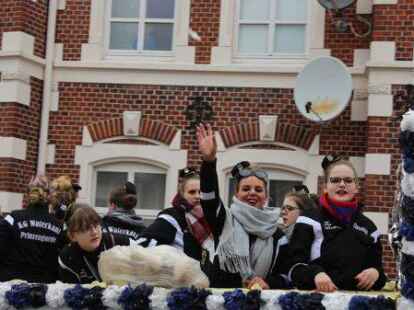 Mehr als 60 bunt kost&uuml;mierte Gruppen zogen am Samstag beim Karnevalsumzug der KG Waterkant durch Varels Stra&szlig;en.