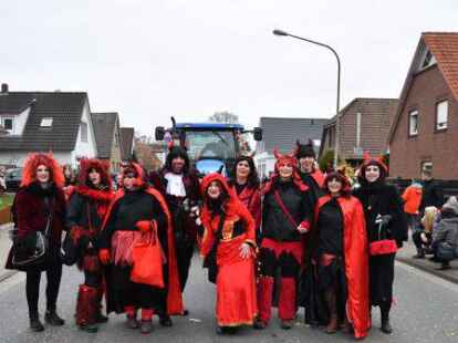 Mehr als 60 bunt kost&uuml;mierte Gruppen zogen am Samstag beim Karnevalsumzug der KG Waterkant durch Varels Stra&szlig;en.