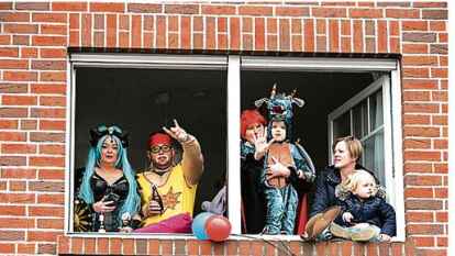 Einen guten Blick von oben aufs Geschehen hatten diese Faschingsfans