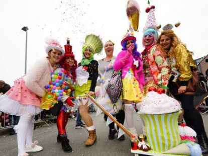 Frauen farbig und fr&ouml;hlich: Ein buntes Bild  bot diese Gruppe.