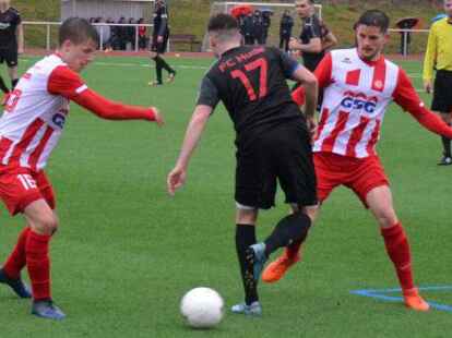 Klarer Sieger im Landkreis-Derby: Ole Lehmkuhl (links) und Christoph Stolle (rechts) vom  VfL Wildeshausensetzten sich gegen Ole Sch&ouml;neboom und den FC Hude durch.