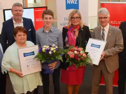 <p>        Tino Roccor und Ute Seyberth (4. und 5. von links) sind Brakes &bdquo;Menschen des Jahres 2018&ldquo;. Hans Begerow (von links), Markus Minten (beide NWZ ), B&uuml;rgermeister Michael Kurz und LzO-Filialleiter  Torben Gertjegerdes gratulierten.      </p>