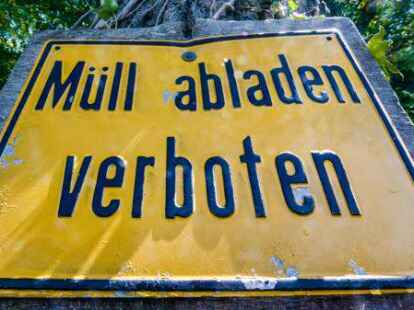 Einkaufswagen voller Abfälle in Teich gekippt