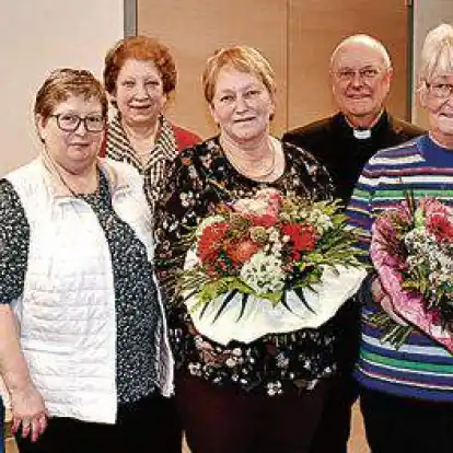 Neuwahlen bei der Frauen-MC (von links): Regina Siegener, Bärbel Ostendorf, Claudia Backhaus, Maria Westendorf, Ulla Willenborg, Pfarrer Paul Horst, Margret Lanfermann und Lisa Looschen                                                                   