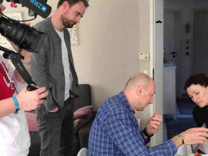 Zwischen Br&ouml;tchen und Kaffee schaut Mladen Drijencic  auf dem iPad, was sich so in der Basketball-Welt tut.