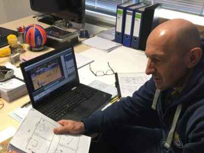 Mladen Drijencic zeigt sein &bdquo;Playbook&ldquo; - darin sind alle Offensiv-Systeme der Baskets aufgezeichnet