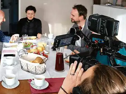 Gute Laune beim Fr&uuml;hst&uuml;ck: Mladen Drijencic (links) mit Ehefrau Zeljka und NWZ-Sportredakteur Christopher Deeken