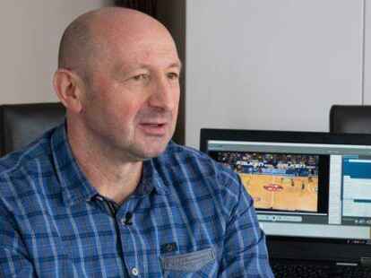 Mladen Drijencic erkl&auml;rt das Computer-Programm, mit dem er Szenen aus dem Ludwigsburg-Spiel f&uuml;r die Videoanalyse zusammenschneidet.