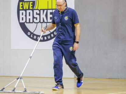 Selbst ist der Trainer: Mladen Drijencic greift in einer Pause zum Wischer