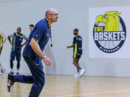 Mladen Drijencic eilt im Laufschritt durch die Halle