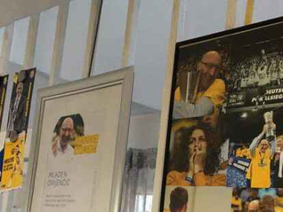 Im Flur h&auml;ngen Bilder vom Pokalsieg 2015