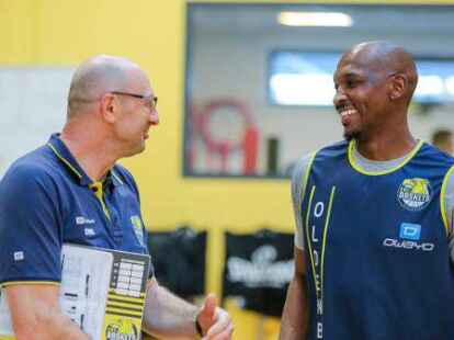 Smalltalk vor Trainingsbeginn: Mladen Drijencic mit Rickey Paulding