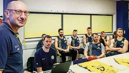 Besprechung mit dem Team: Mladen Drijencic setzt dabei auf kurze, pr&auml;gnante Videoanalysen.