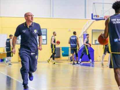 In seinem Element: Mladen Drijencic ist w&auml;hrend des Trainings unentwegt in Bewegung