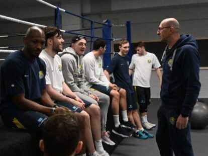 Beim Krafttraining ist Mladen Drijencic nur in der Beobachterrolle. Athletik-Trainer Mico Ilic leitet die &Uuml;bungen