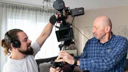 <p>                <span>            Lass mich erstmal testen:  Mladen              Drijencic  inspiziert   die Kamera von NWZ-Reporter  Christoph Ernst</span>.       </p>