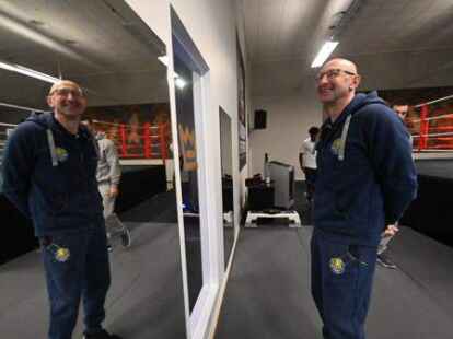 Mladen Drijencic vor seinem Spiegelbild