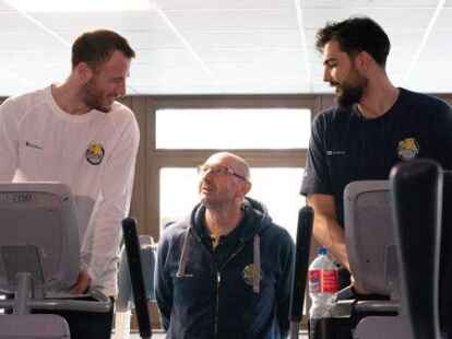 Mladen Drijencic im Plausch mit Philipp Schwethelm (links) und Marcel Ke&szlig;en