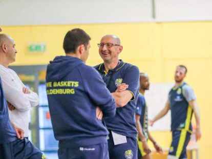 Mladen Drijencic im Gespr&auml;ch mit Manager Srdjan Klaric (wei&szlig;es Shirt) und seinen Assistenten Elvir Ovcina (links) und Milos Petkovic