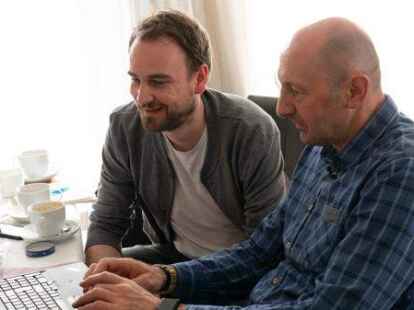 Mladen Drijencic erkl&auml;rt Christopher Deeken das Computer-Programm, mit dem er Szenen aus dem Ludwigsburg-Spiel f&uuml;r die Videoanalyse zusammenschneidet.