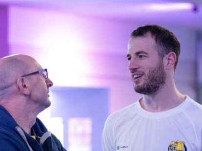 Mladen Drijencic unterh&auml;lt sich zwischendurch mit Philipp Schwethelm