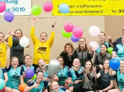 Großer Jubel in Nordenham: Die  Handballerinnen der HSG Blexer TB/SV Nordenham sind Meister der Regionsliga und steigen in die Bezirksoberliga auf.