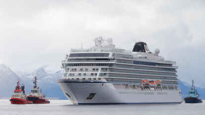 Gutes Ende: Das Kreuzfahrtschiff „Viking Sky“ erreicht den Hafen in der norwegischen Kleinstadt Molde nachdem es auf See in Not geraten war.