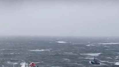 Dieser Screenshot aus einem Video, das von CHC helicopters zur Verfügung gestellt wurde, zeigt Hubschrauber, die über das Kreuzfahrtschiff 