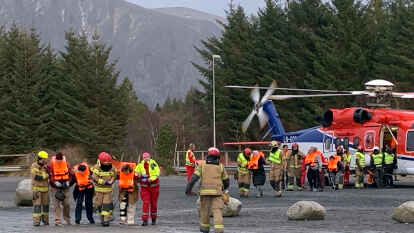 In Sicherheit: Gerettete Passagiere erreichen mit dem Hubschrauber  Hustadvika.