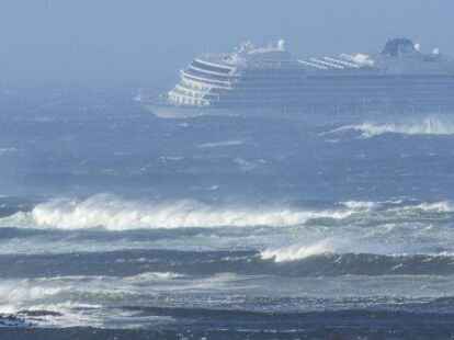 Das Kreuzfahrtschiff „Viking Sky“  mit 1300 Passieren ist vor Norwegen  in Seenot geraten. Es muss evakuiert werden.