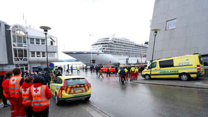 Angekommen: Einsatzkräfte warten an Land als das Kreuzfahrtschiff „Viking Sky“ im  Hafen in der norwegischen Kleinstadt Molde festmacht.