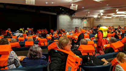 Passagiere an Bord der „Viking Sky“ warten mit Schwimmwesten auf ihre Evakuierung.