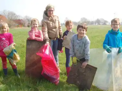 Svenja hat mit den Kindergarten- und Grundschulkindern jede Menge Abf&auml;lle in den Gr&auml;ben rund um Wiefels gefunden.