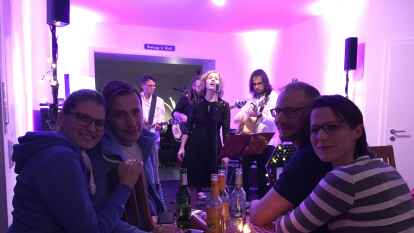 Die Oldenburger Band Swing die Stra&szlig;e geben ein Wohnzimmerkonzert in Altenoythe: (von links) Antje Benter und Uwe Helmich und die Gastgeber Derek und Britta Schul.