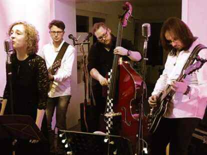 Twist and Shout (von links): Liz, Jann, Lenny und M&auml;tze von der Oldenburger Band &bdquo;Swing die Stra&szlig;e&ldquo; spielen bei einem Wohnzimmerkonzert in Altenoythe.