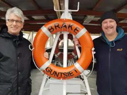 Die &bdquo;Guntsiet&ldquo; startet von Brake aus in die neue Saison. B&uuml;rgermeister Michael Kurz und Carsten Renken, Gesch&auml;ftsf&uuml;hrer der Unternehmergesellschaft (UG) zum Betrieb der Weserf&auml;hre &bdquo;Guntsiet&ldquo; waren bei der ersten F&auml;hre mit an Bord.