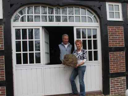 Vor ihrem Eingang zum Haus: Horst und Verona Lenz