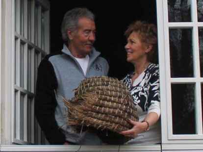 Mit einem Korb aus der einstigen Korb-Imkerei: Horst und Verona Lenz leben seit 1996 in dem Haus.
