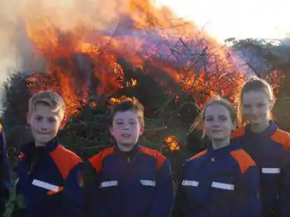 In Sillenstede hat die Jugendfeuerwehr das Osterfeuer auf der gro&szlig;en Fl&auml;che am Hamm entz&uuml;ndet.