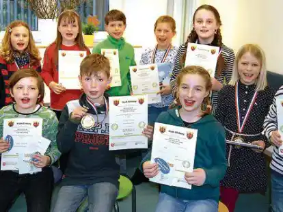 <p>Fr&ouml;hliche Sieger-Gesichter: Beim  Plattdeutsch-Lesewettbewerb der Oldenburgischen Landschaft stehen jetzt die Gewinnerinnen und Gewinner auf Stadtebene fest.</p>