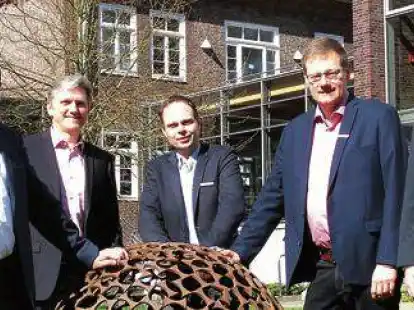 B&uuml;rgermeister Sven Stratmann (von links) begr&uuml;&szlig;te die neuen Mitarbeiter im Rathaus:  Ludger Tholen, Matthias Wolf, Klaus Sandmann und Timo Ukena.