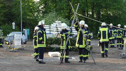 Maibaumsetzen in Hude. Erstmals wurde der Handwerkerbaum am neuen Standort auf dem Sch&uuml;tzenplatz aufgestellt.