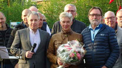 Maibaumsetzen in Hude. Erstmals wurde der Handwerkerbaum am neuen Standort auf dem Sch&uuml;tzenplatz aufgestellt.