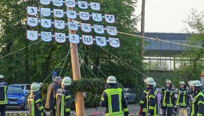 Maibaumsetzen in Hude. Erstmals wurde der Handwerkerbaum am neuen Standort auf dem Sch&uuml;tzenplatz aufgestellt.
